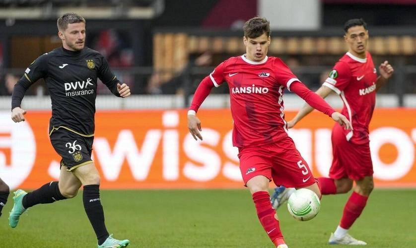 据俱乐部内 据俱乐部内